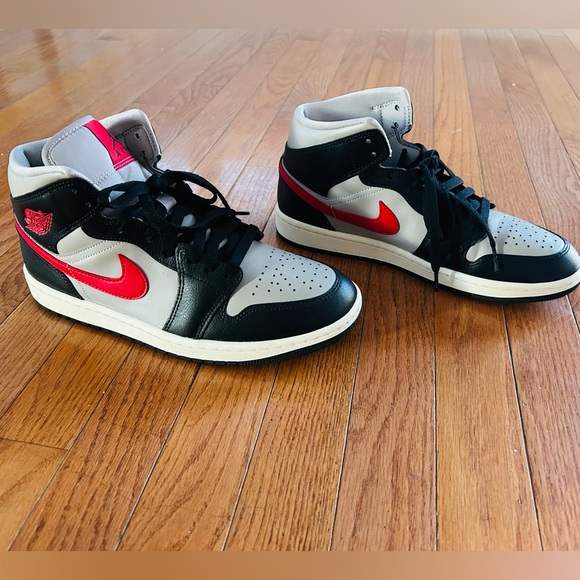 Nike Air Jordan 1 Mid - Picture 1 of 7